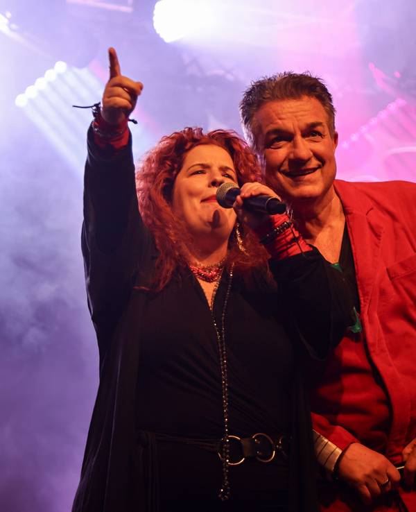 Bianca Rosa Klever mit Moderator Linus auf der Bühne.