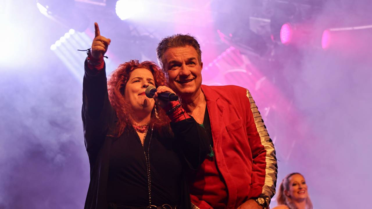 Bianca Rosa Klever mit Moderator Linus auf der Bühne.