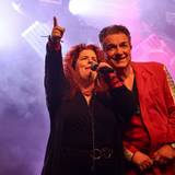 Bianca Rosa Klever mit Moderator Linus auf der Bühne.