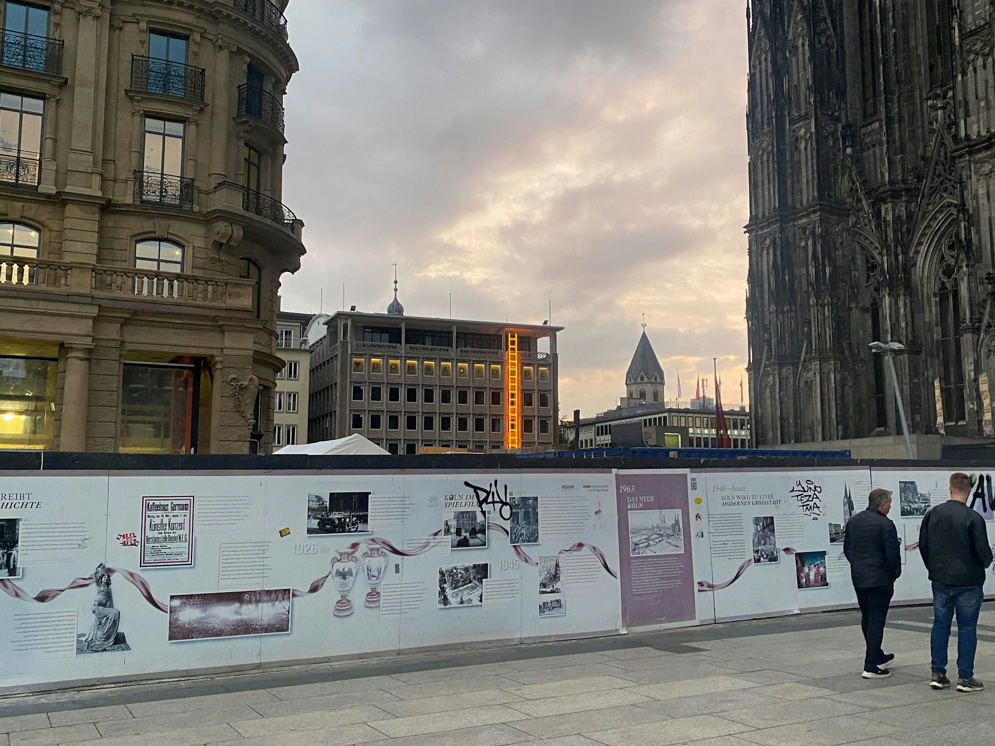 Blick vom Kölner Roncalliplatz auf das Domforum.