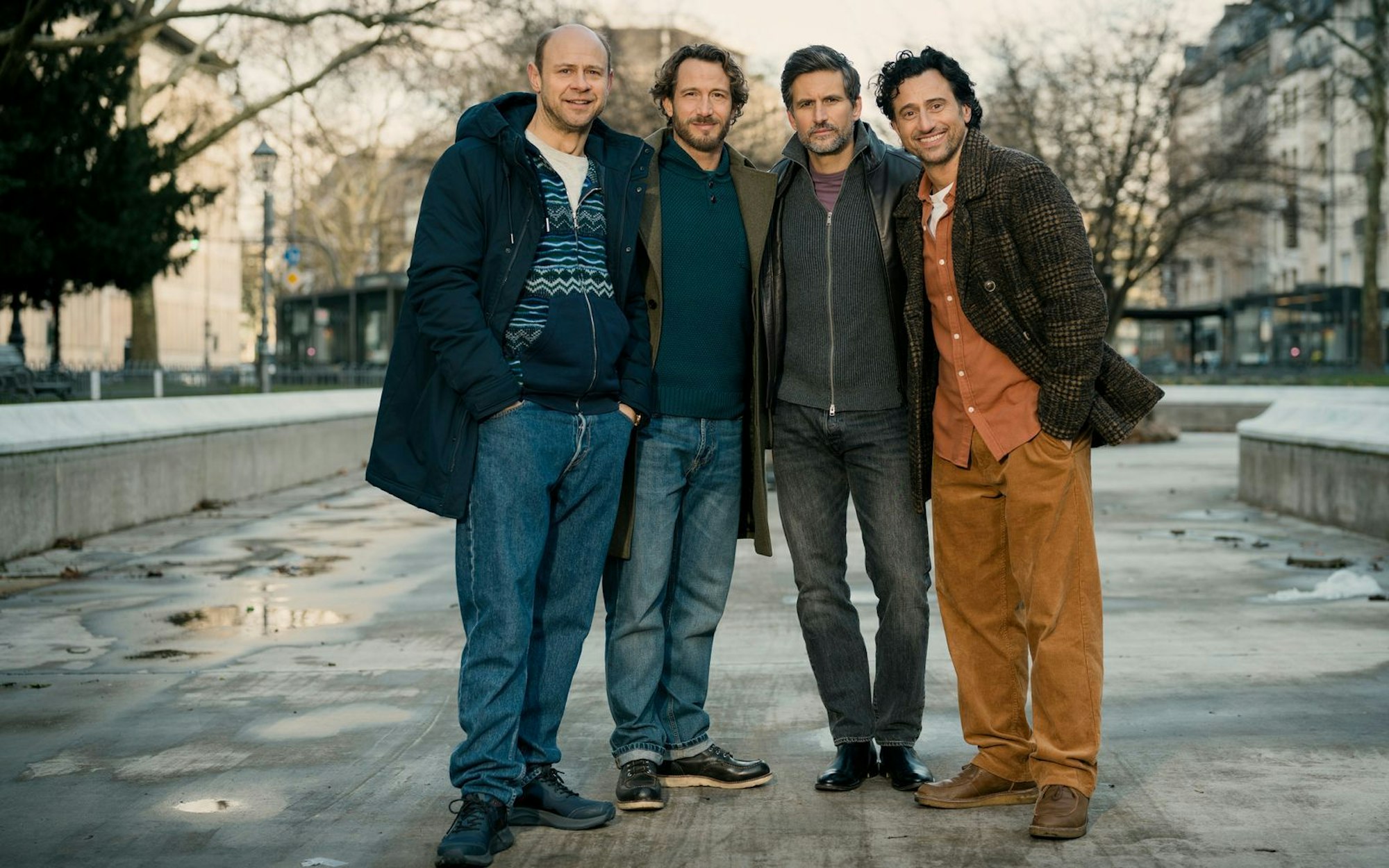 Im Fokus der Netflix-Comedy „Alphamännchen“ steht die chaotische Männertruppe um (von links) Andi (Moritz Führmann), Erik (David Rott), Ulf (Tom Beck) und Cem (Serkan Kaya). (Bild: Stephan Rabold / Netflix)