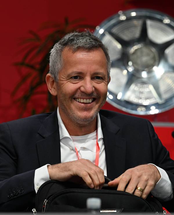 Geschäftsführer Philipp Türoff am 27. September 2025 bei der Mitgliederversammlung des 1. FC Köln im Rhein-Energie-Stadion.