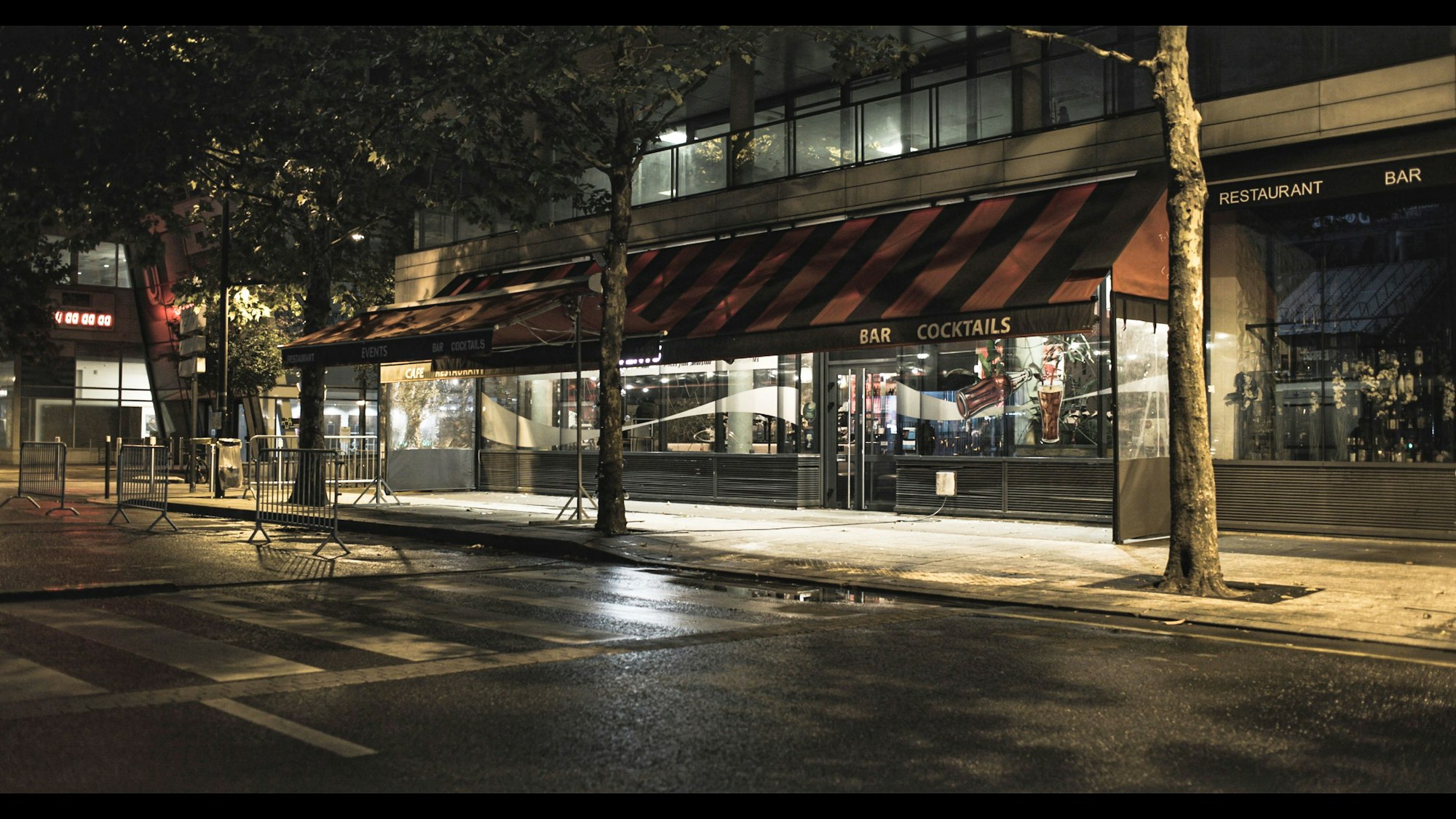Das Bild zeigt eine Brasserie in Paris nach dem Terror-Anschlag.
