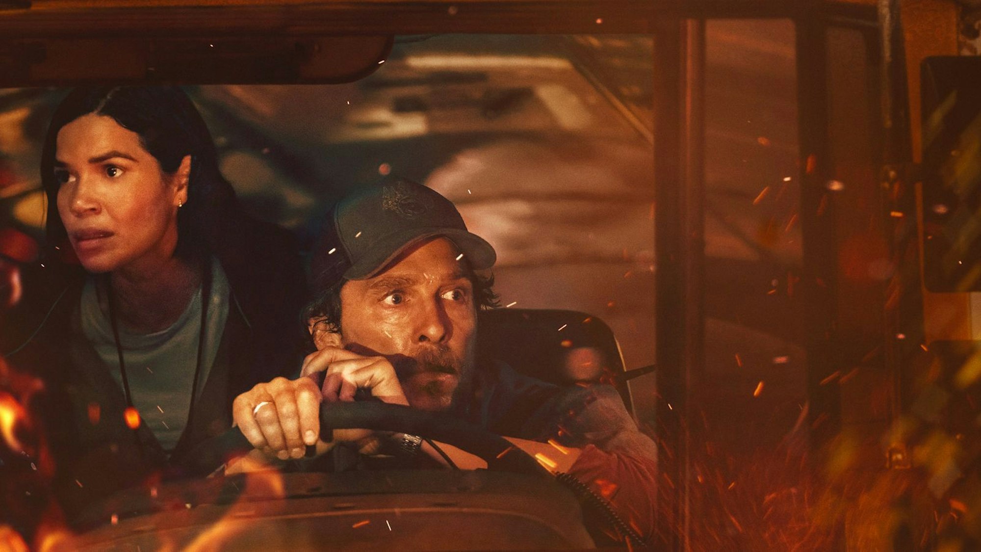 Busfahrer Kevin (Matthew McConaughey) und Lehrerin Mary (America Ferrera) eint ein Ziel: die Kinder im Schulbus vor den Bränden zu retten. (Bild: Apple)