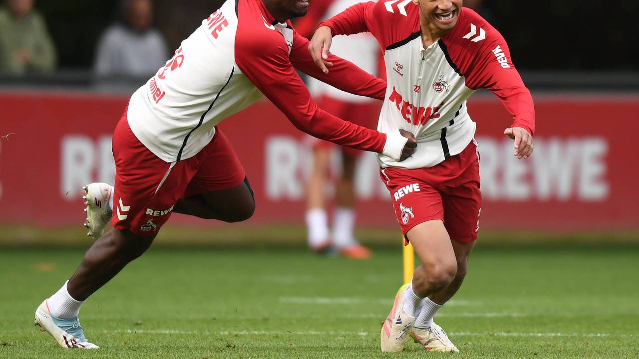 Ragnar Ache hält Nilas Yacobi im Training fest.
