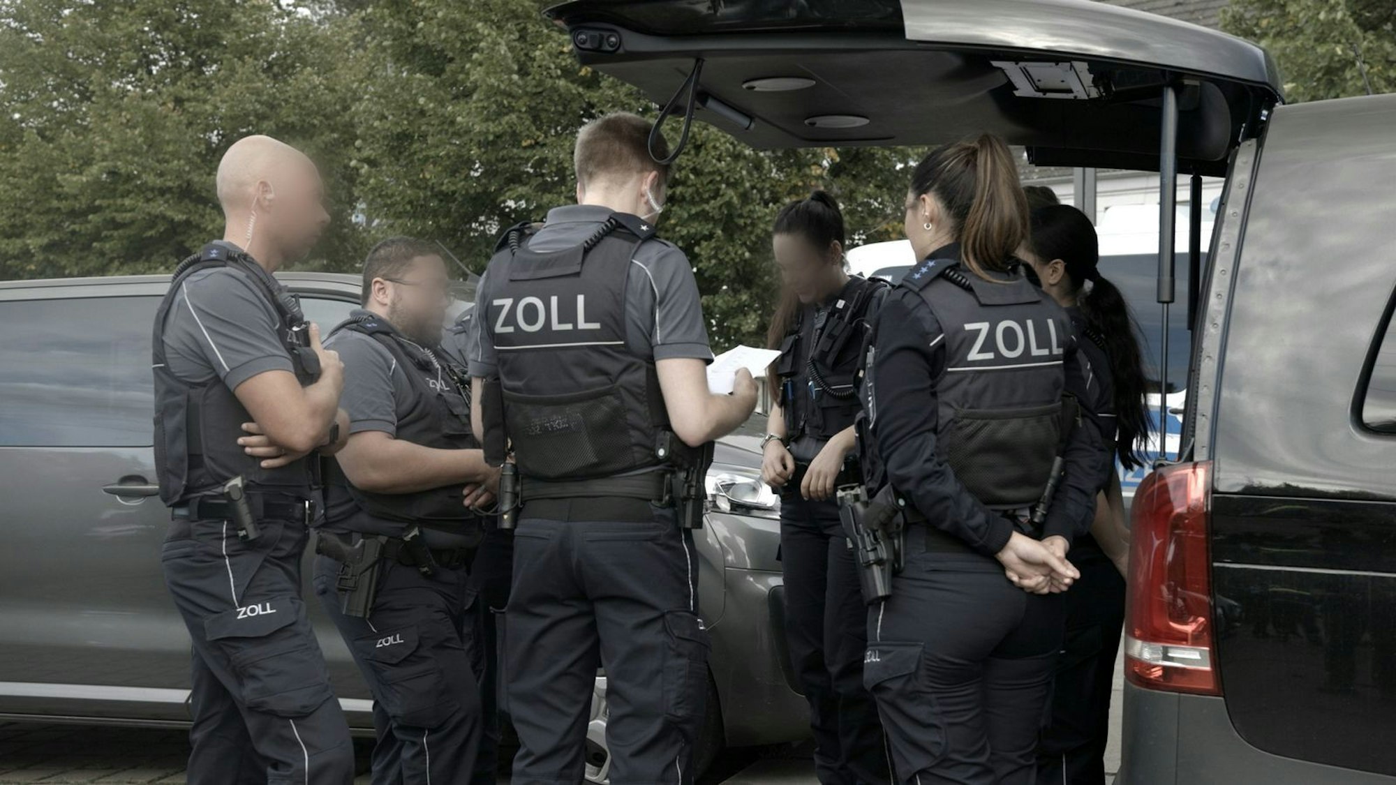 „Inside Clans - Kampf ums Revier“: Beamte von Polizei und Zoll führen in Städten wie Essen regelmäßigen Kontrollen und Razzien durch. (Bild: ZDF/ Panagiotis Costoglou)