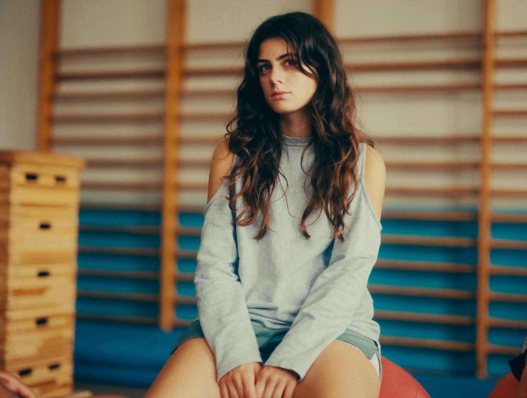 Mila (Derya Akyol) versucht nach ihren drei Monaten Psychiatrie in der Schule so zu tun, als wäre nichts gewesen.
(Bild: RTL / Zeitsprung / Nirén Mahajan)