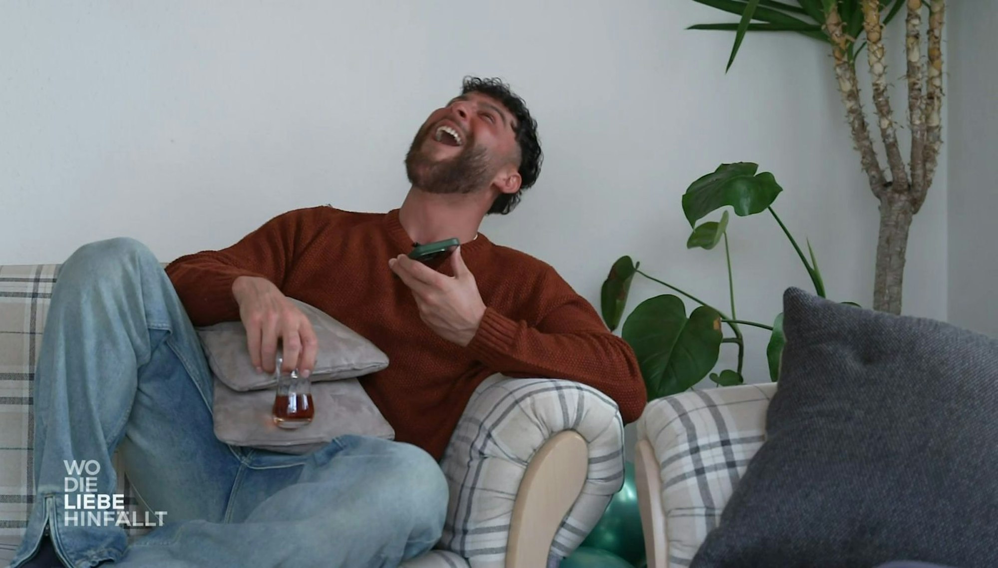 Umut ist von den Socken: „Lovis“ kenne ihn „in- und auswendig“. (Bild: RTL)
