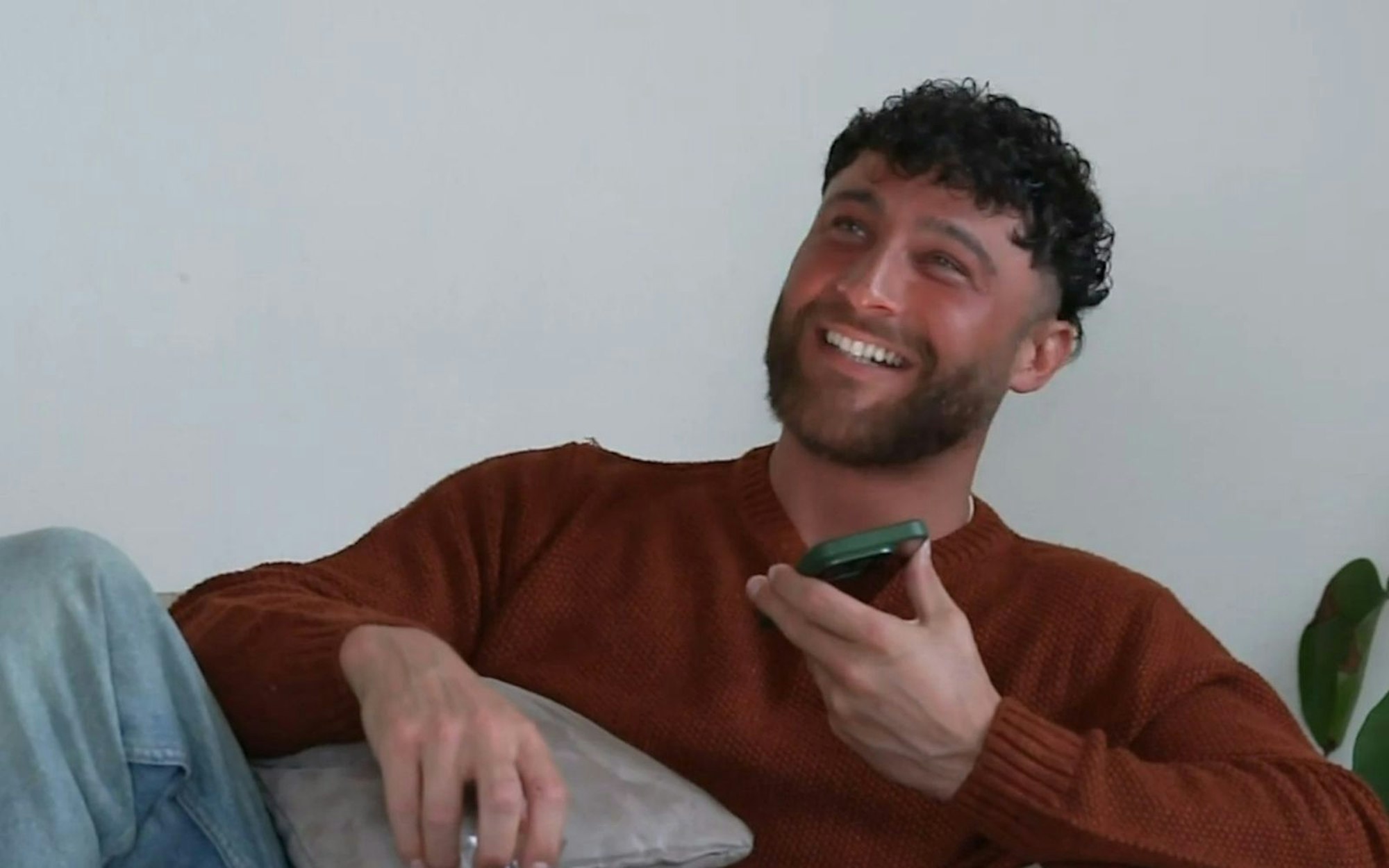 Mit ChatGPT alias „Lovis“ versteht sich Umut Tekin blendend. (Bild: RTL)