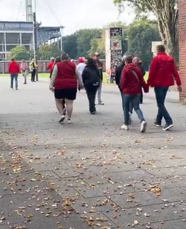FC-Fans strömen ins Stadion.