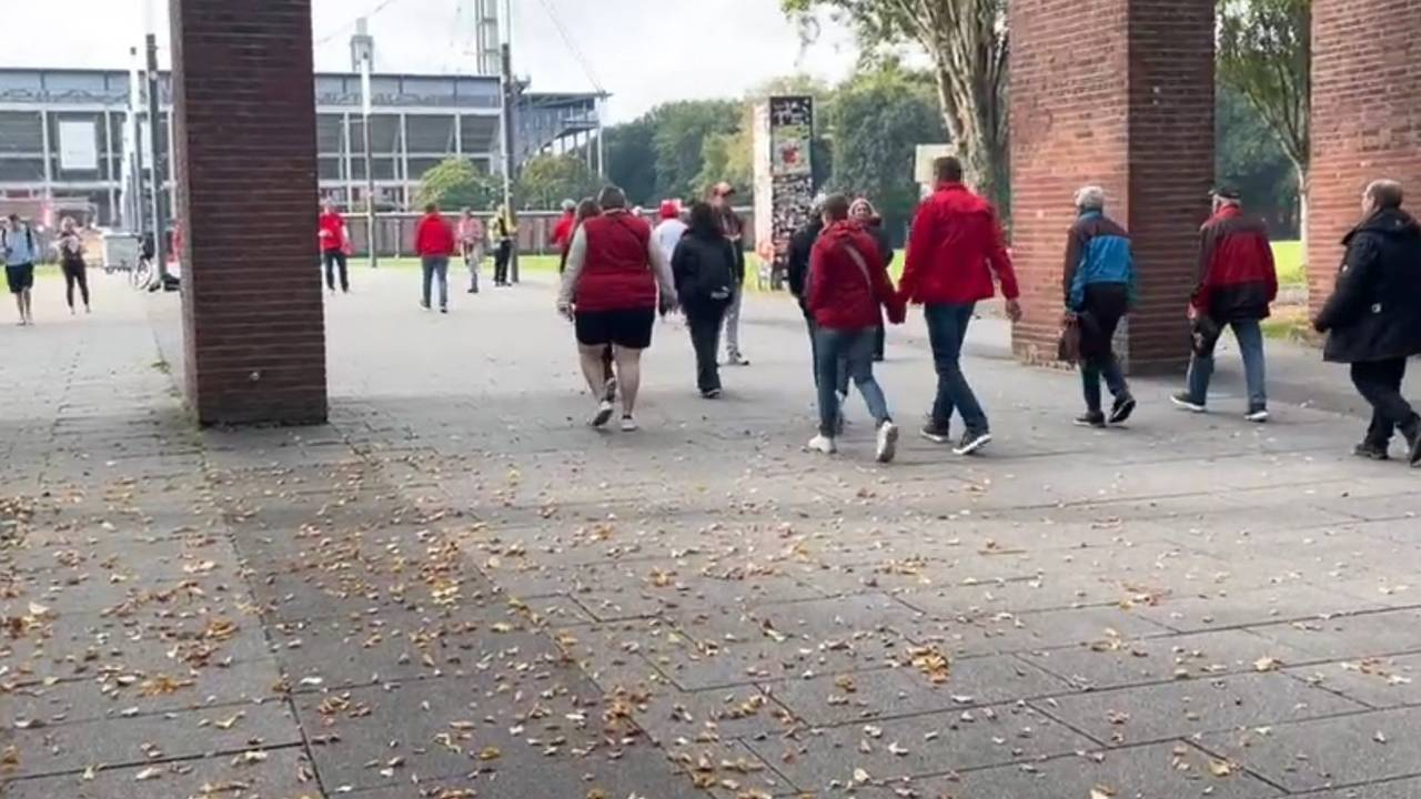 FC-Fans strömen ins Stadion.