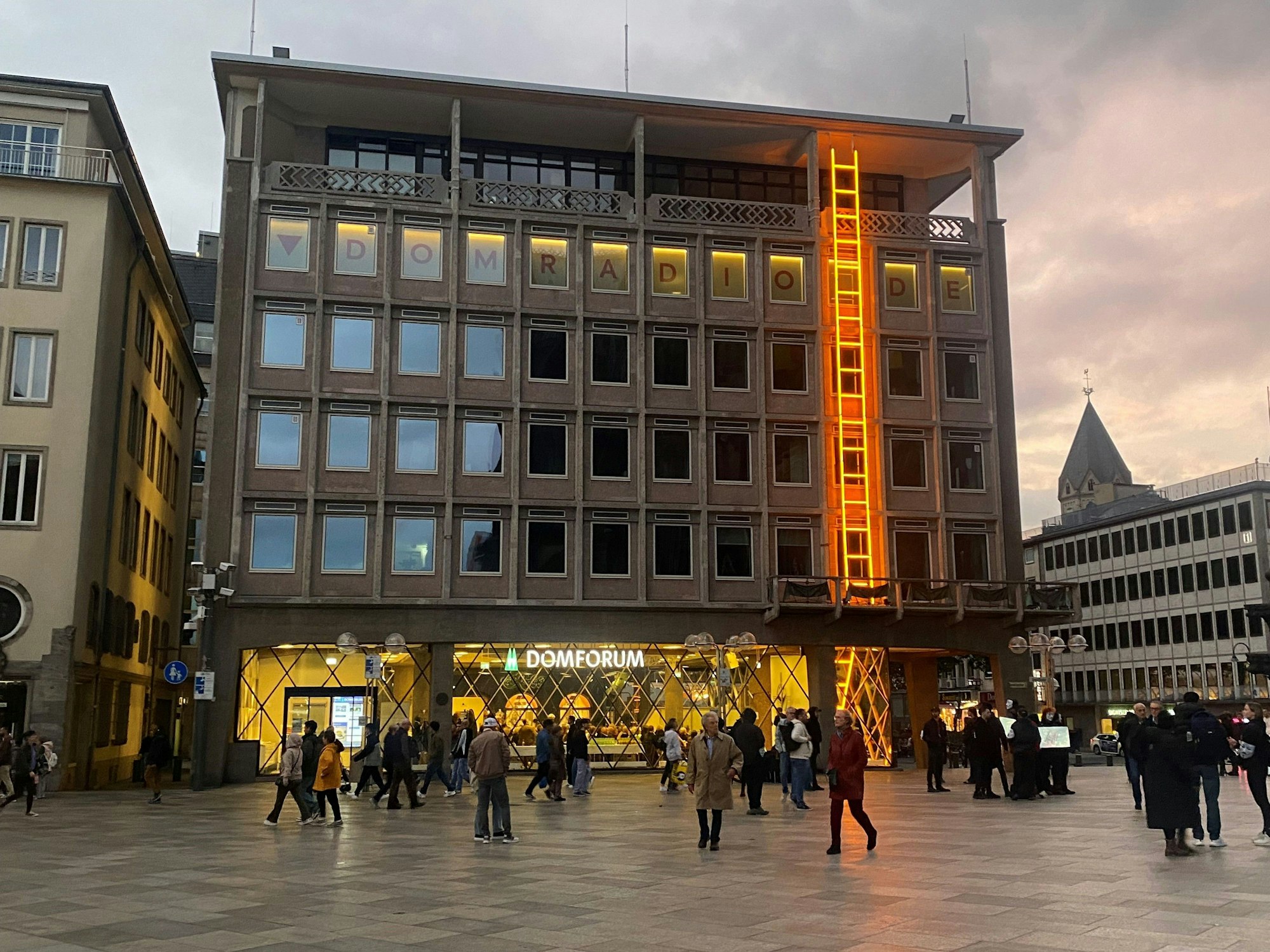 Das Gebäude Domforum wurde mit einer Kunstinstallation versehen.
