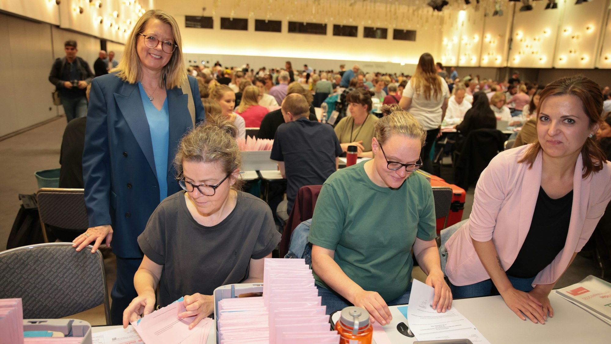Wahlleiterin und Stadtdirektorin Andrea Blome (ganz links) gibt im Briefwahlzentrum den Startschuss zum Öffnen der Wahlbriefe.