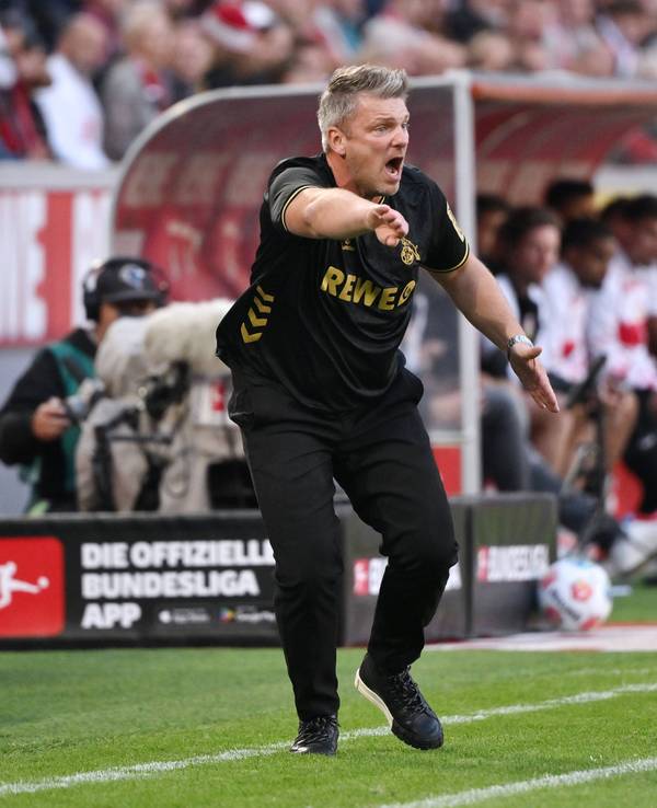 Lukas Kwasniok gibt beim FC-Spiel gegen Stuttgart energisch Anweisungen.