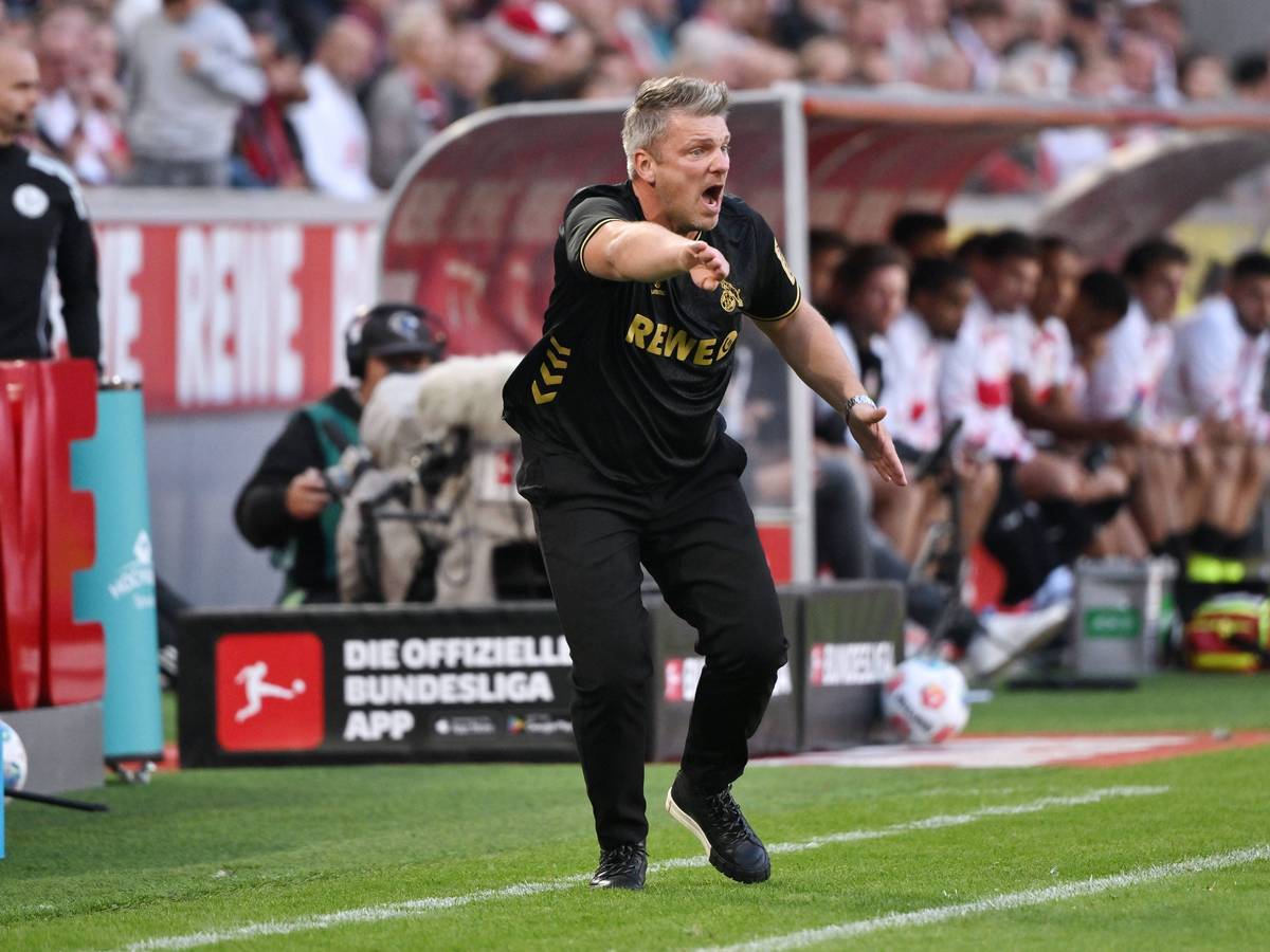 Lukas Kwasniok gibt beim FC-Spiel gegen Stuttgart energisch Anweisungen.