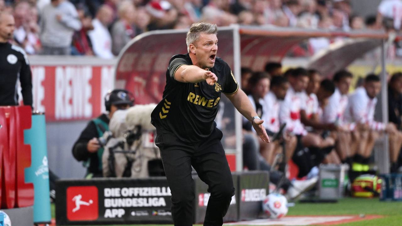 Lukas Kwasniok gibt beim FC-Spiel gegen Stuttgart energisch Anweisungen.