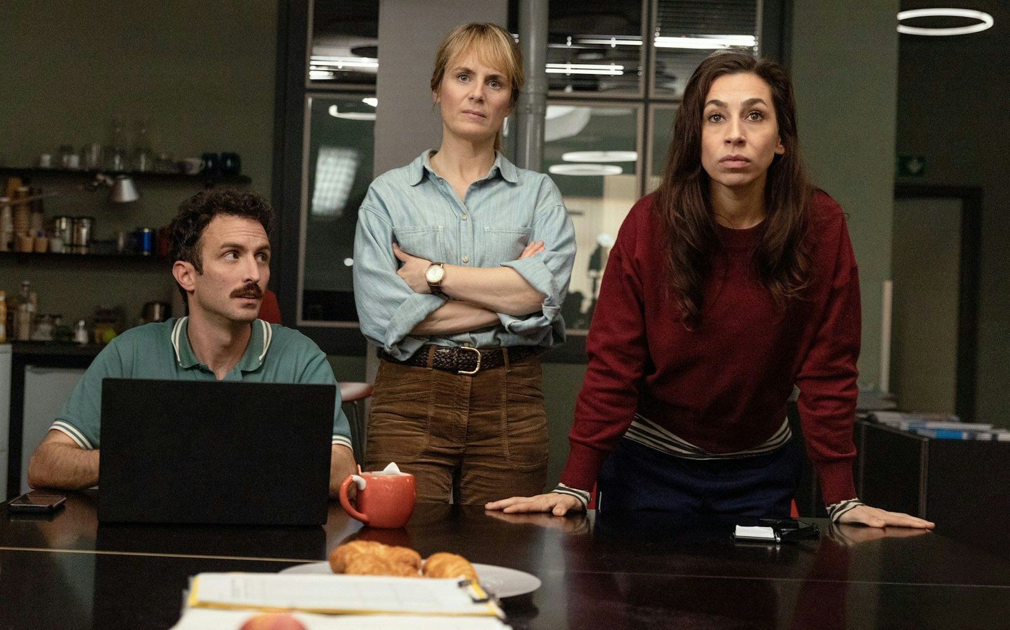 Der Kriminaltechniker Noah Löwenherz (Aaron Arens), und die Kommissarinnen Isabelle Grandjean (Anna Pieri Zuercher, Mitte) und Tessa Ott (Carol Schuler) bekamen es im „Tatort: Kammerflimmern“ mit einem lebensgefährlichen Cyberangriff zu tun. (Bild: ARD Degeto Film/SRF/Sava Hlavacek)