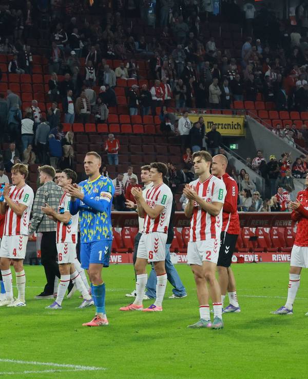 Die Spieler des 1. FC Köln sind enttäuscht und klatschen vor den Fans.