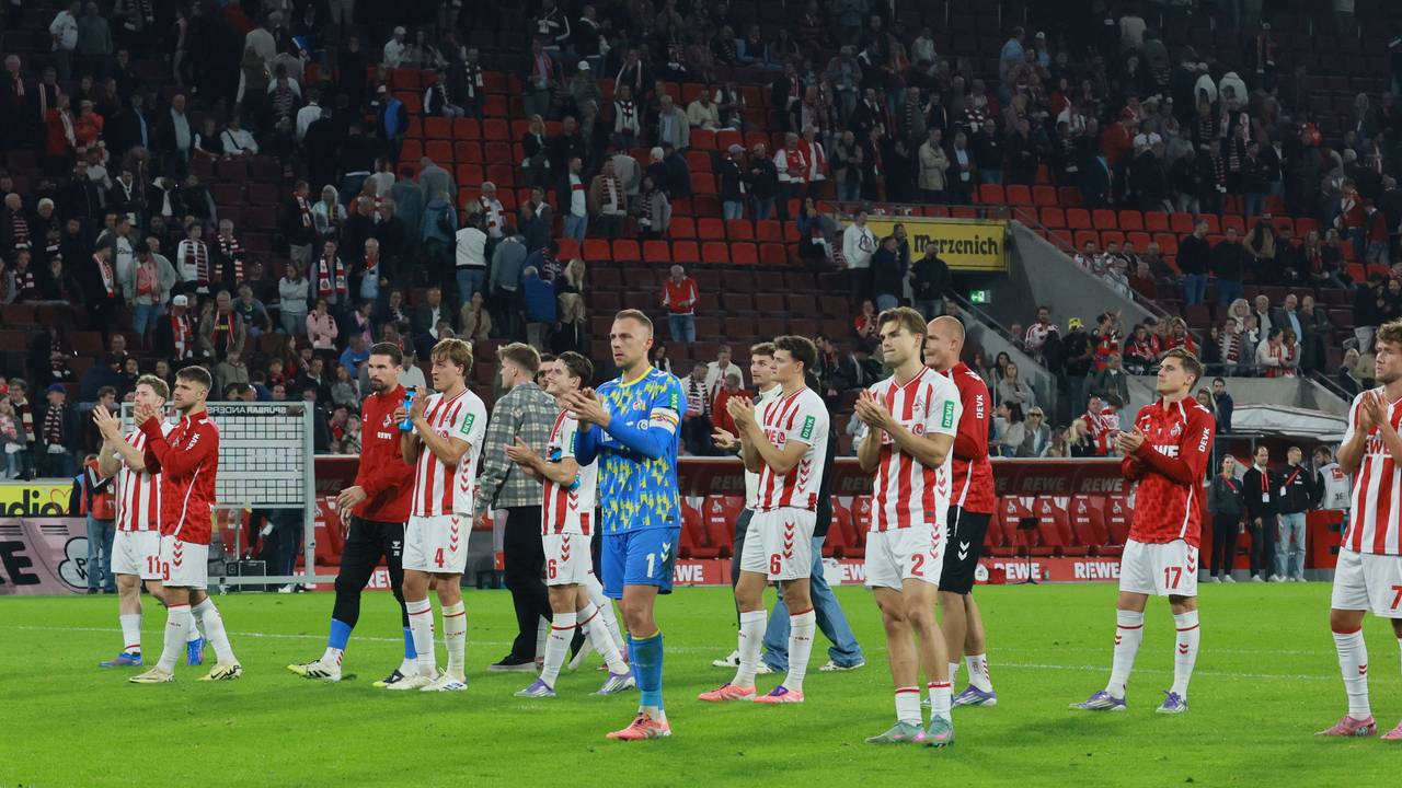 Die Spieler des 1. FC Köln sind enttäuscht und klatschen vor den Fans.