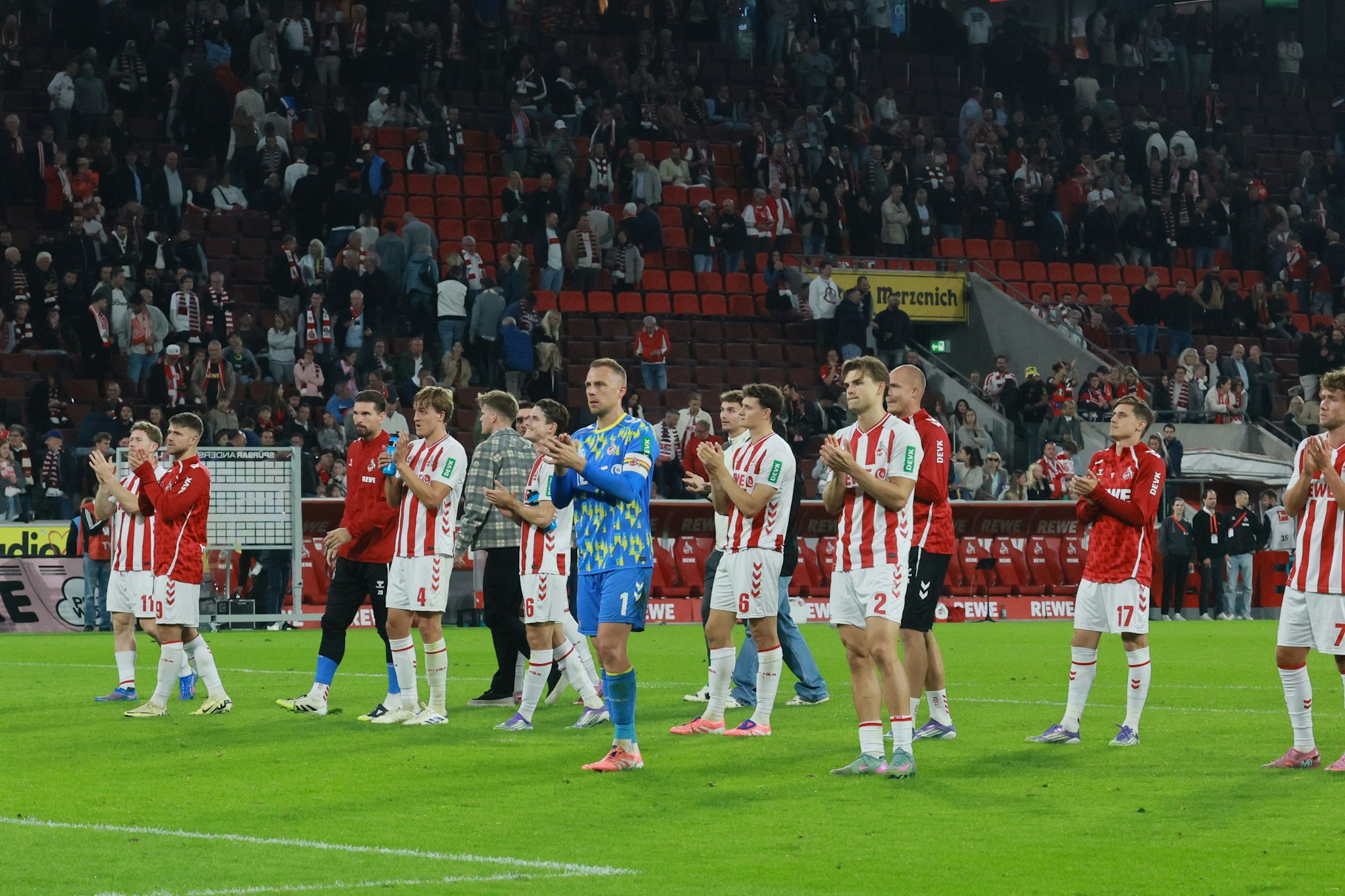 Die Spieler des 1. FC Köln sind enttäuscht und klatschen vor den Fans.