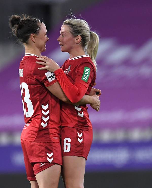 Marina Hegering und Sandra Jessen umarmen sich nach dem Sieg.