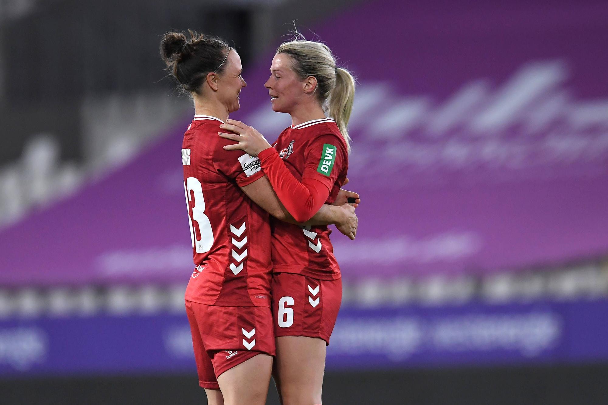 Marina Hegering und Sandra Jessen umarmen sich nach dem Sieg.