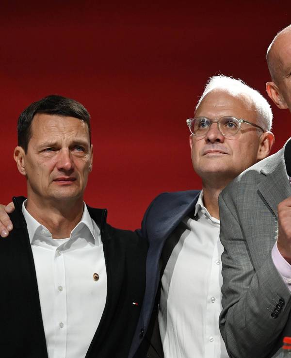 Jörn Stobbe ballt die Faust, im Hintergrund vergießt Ulf Sobek Freudentränen.