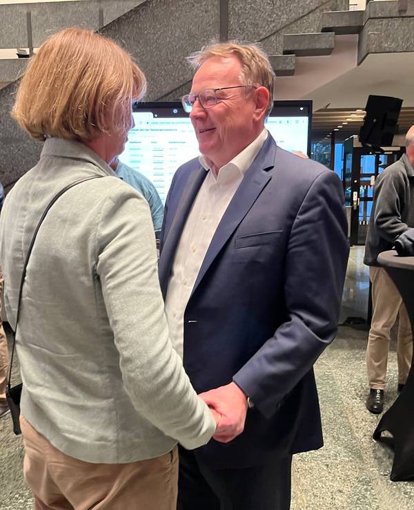 Ex-Oberbürgermeisterin Henriette Reker (68, parteilos) gratuliert bereits Torsten Burmester (62, SPD).