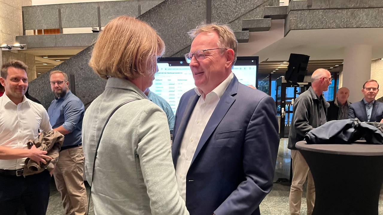 Ex-Oberbürgermeisterin Henriette Reker (68, parteilos) gratuliert bereits Torsten Burmester (62, SPD).