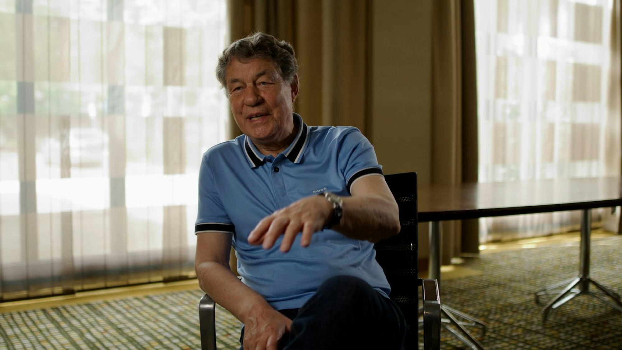 Sein erster großer Trainer und väterlicher Freund: Otto Rehagel, mittlerweile 87 Jahre alt, überzeugte den jungen Rudi Völler damals vom Projekt Werder Bremen. Dort reifte der junge Stürmer zwischen 1982 und 1987 zum Bundesliga-Torjäger und Weltklase-Fußballer. (Bild: © Sky/Banijay Productions Germany)