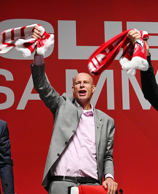 Das neue Präsidium des 1. FC Köln jubelt nach der Wahl am 27. September 2025 im Rhein-Energie-Stadion, v.l.: Vize Jörg Alvermann, Präsident Jörn Stobbe und Vize Ulf Sobek.