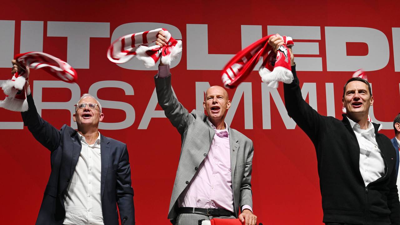 Das neue Präsidium des 1. FC Köln jubelt nach der Wahl am 27. September 2025 im Rhein-Energie-Stadion, v.l.: Vize Jörg Alvermann, Präsident Jörn Stobbe und Vize Ulf Sobek.
