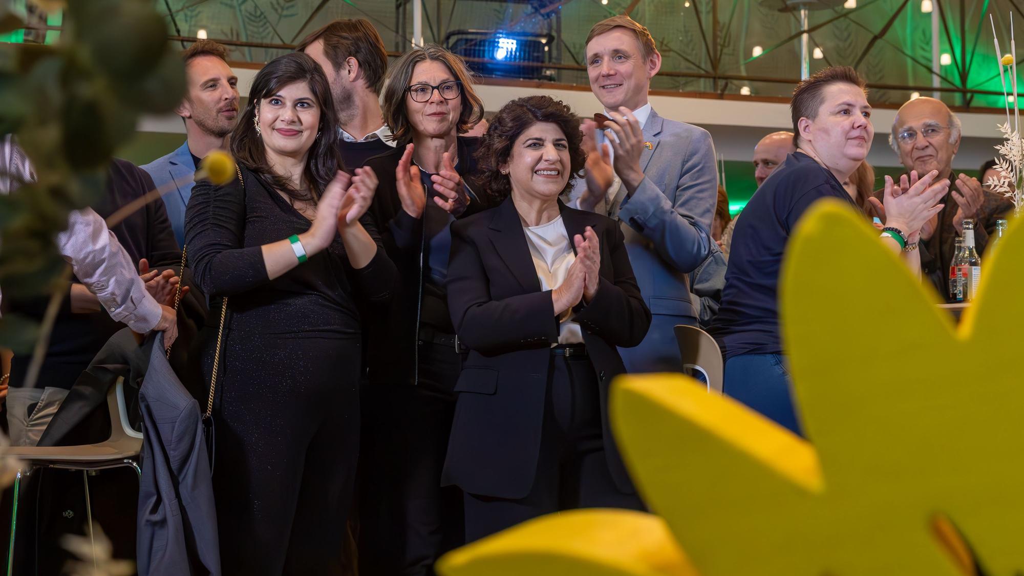 Oberbürgermeisterkandidatin Berivan Aymaz und ihre Partei verfolgen den Ausgang der Stichwahl im Gürzenich.