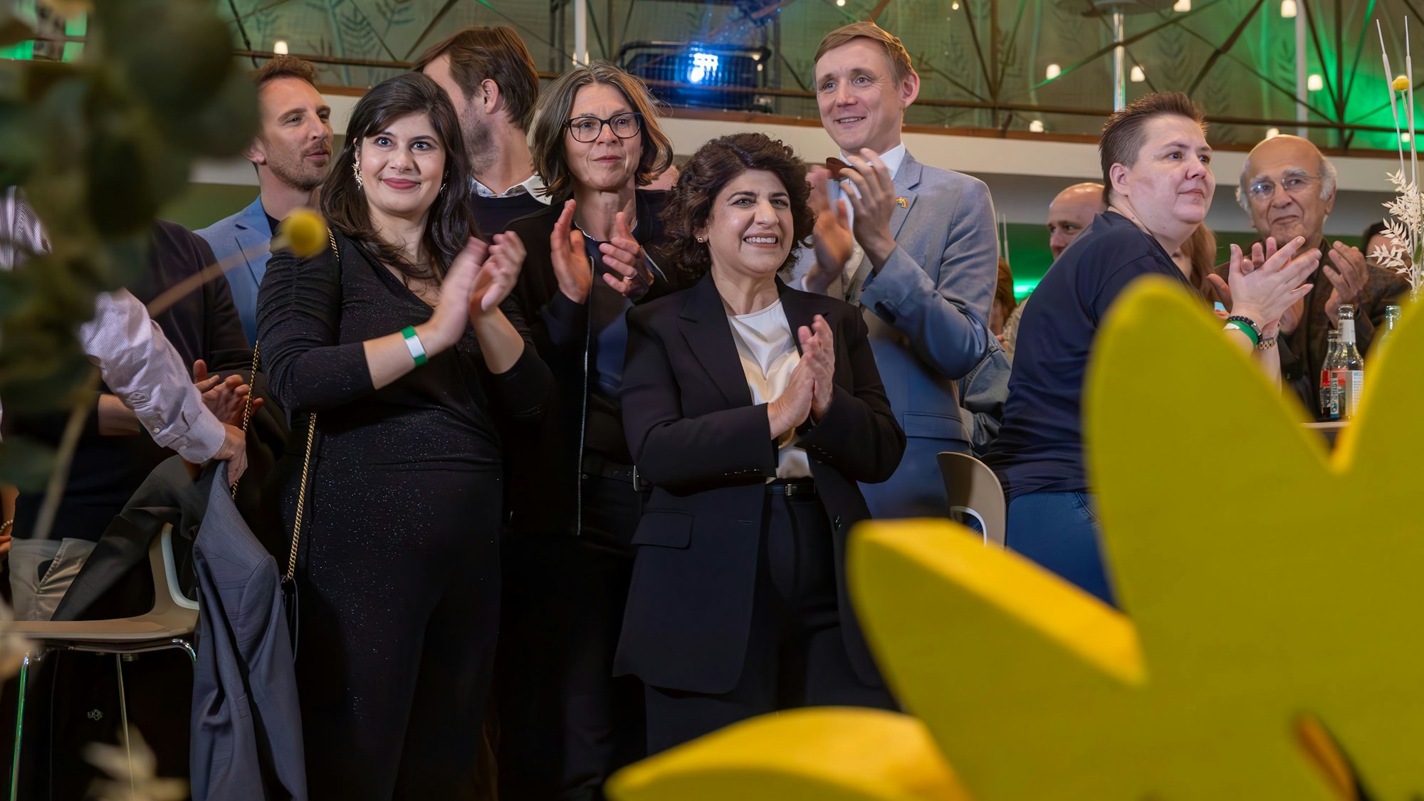 Oberbürgermeisterkandidatin Berivan Aymaz und ihre Partei verfolgen den Ausgang der Stichwahl im Gürzenich.