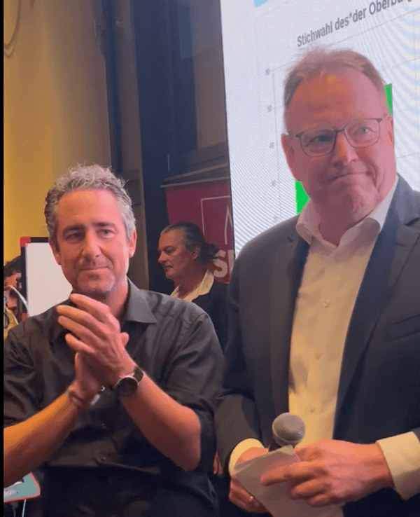 Torsten Burmester ist auf der SPD-Bühne den Tränen nahe.
