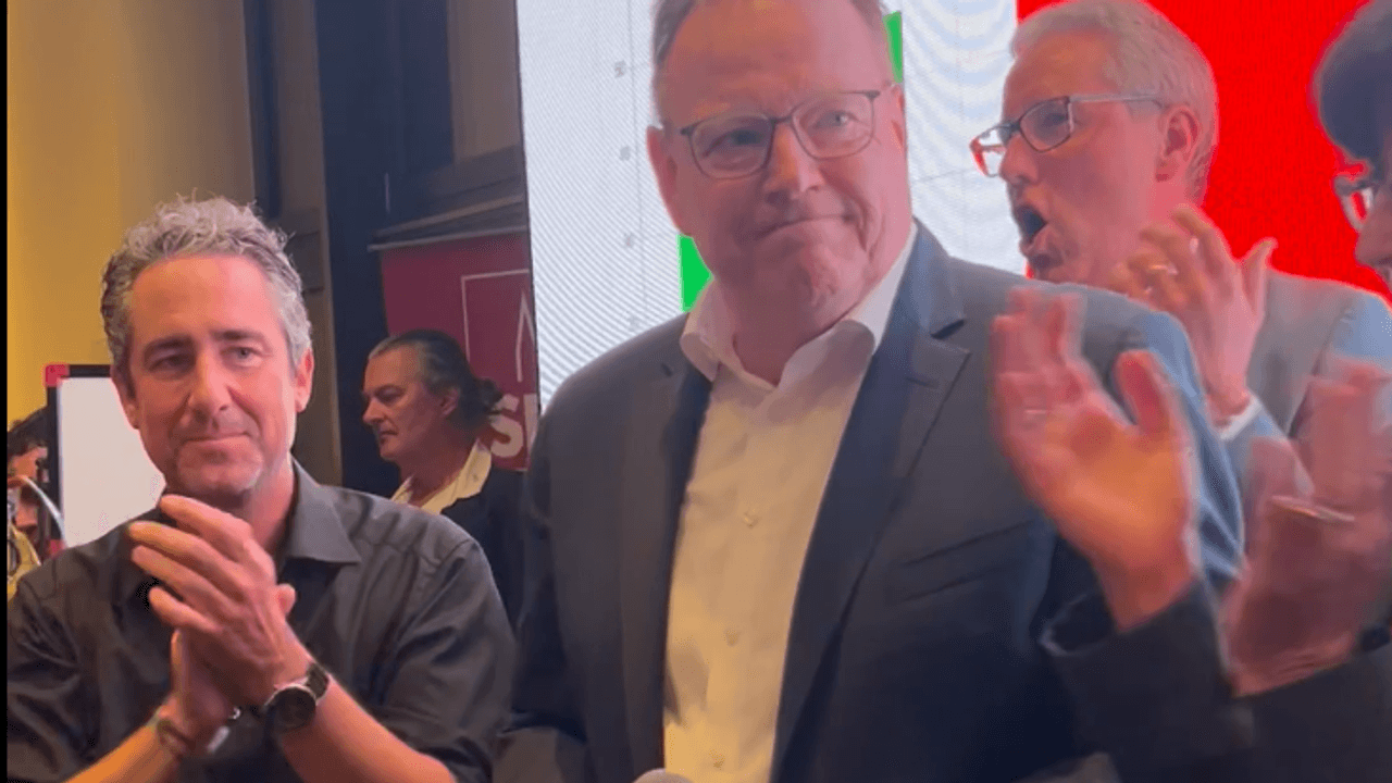 Torsten Burmester ist auf der SPD-Bühne den Tränen nahe.