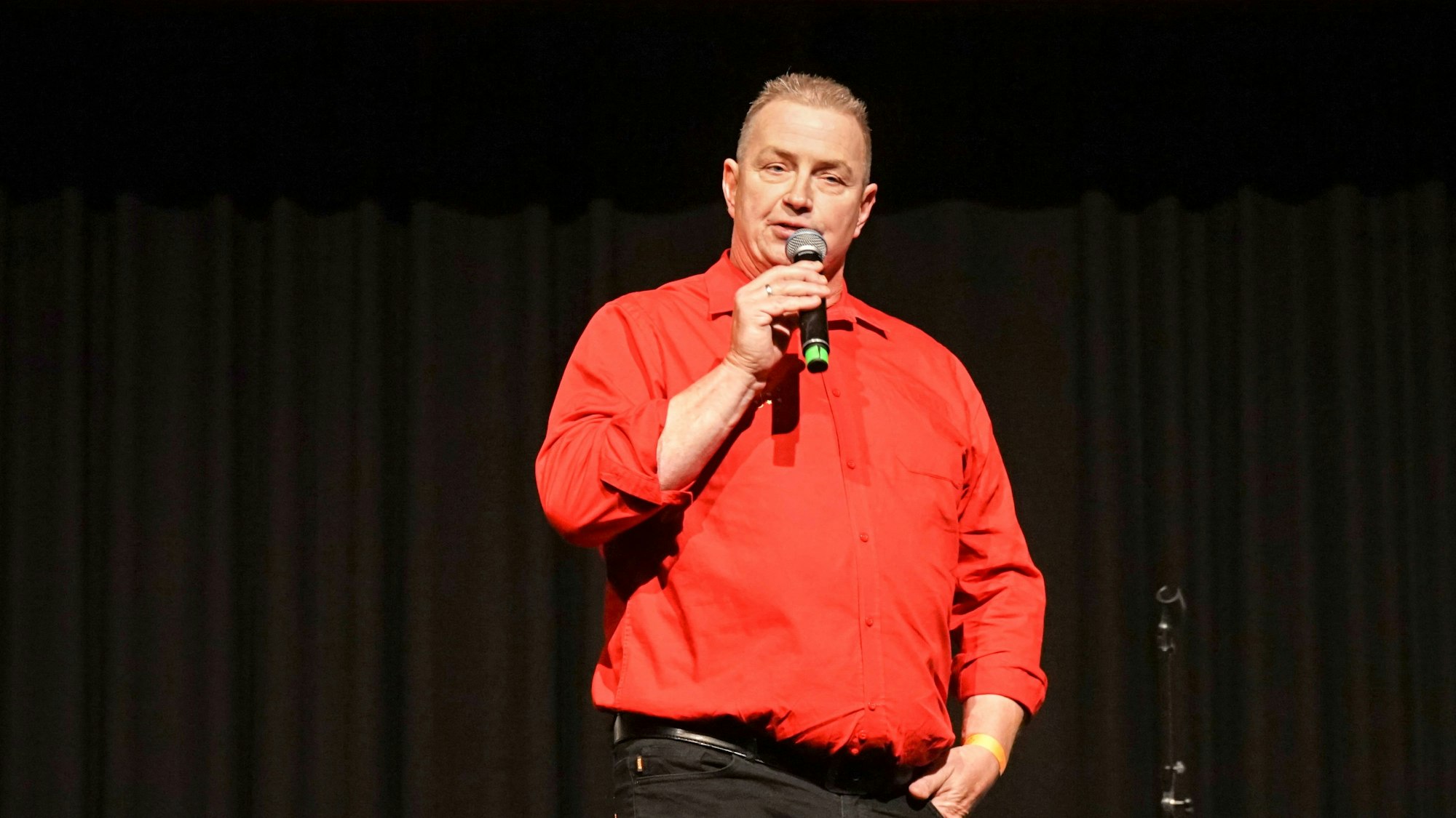 Frank Friederichs bei seiner Rede auf der Bühne.