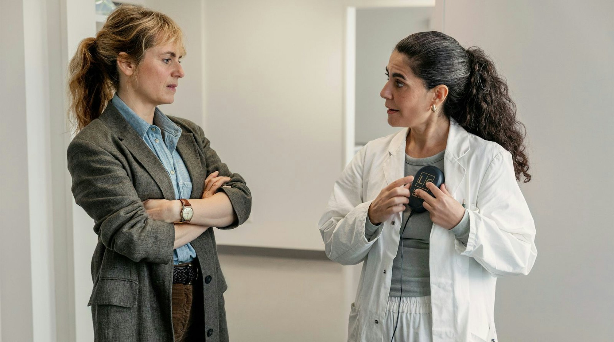 Kommissarin Isabelle Grandjean (Anna Pieri Zuercher, links) ließ sich von Dr. Esme Şahin (Beren Tuna) die genaue Funktionsweise von implantierten Defibrillatoren erklären. (Bild: ARD Degeto Film/SRF/Sava Hlavacek)