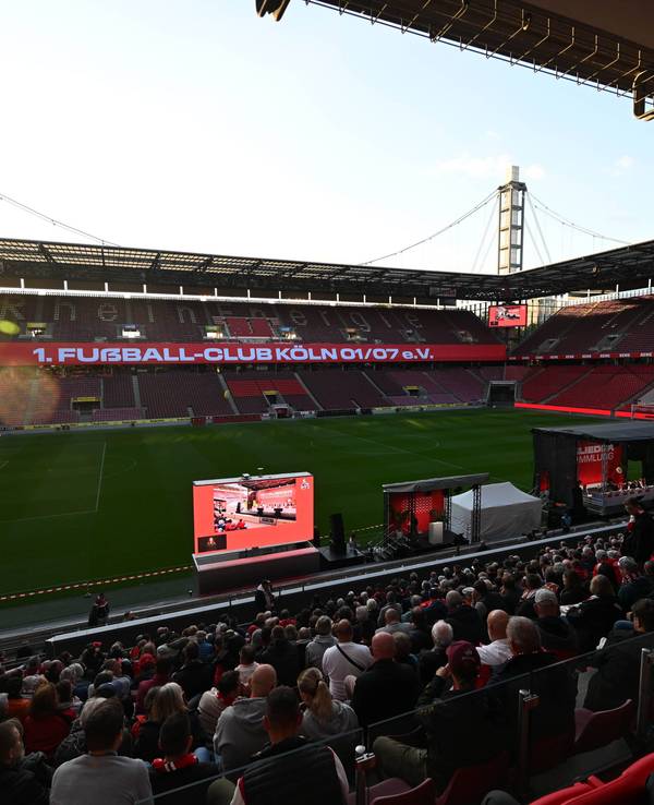 Für die Mitgliederversammlung am 27. September 2025 hatte der 1. FC Köln extra ein 100-Meter-Banner anfertigen lassen und über die komplette Westtribüne gespannt.