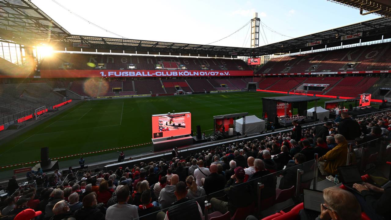 Für die Mitgliederversammlung am 27. September 2025 hatte der 1. FC Köln extra ein 100-Meter-Banner anfertigen lassen und über die komplette Westtribüne gespannt.