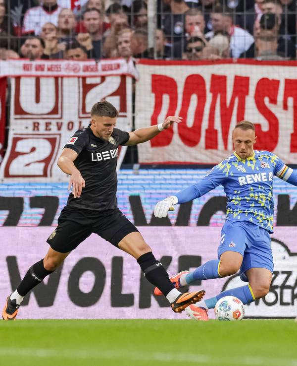 Ermedin Demirovic (VfB Stuttgart) wird von Torwart Marvin Schwäbe (1. FC Köln) am 28. September 2025 berührt. Neuerdings gibt es dafür Elfmeter.