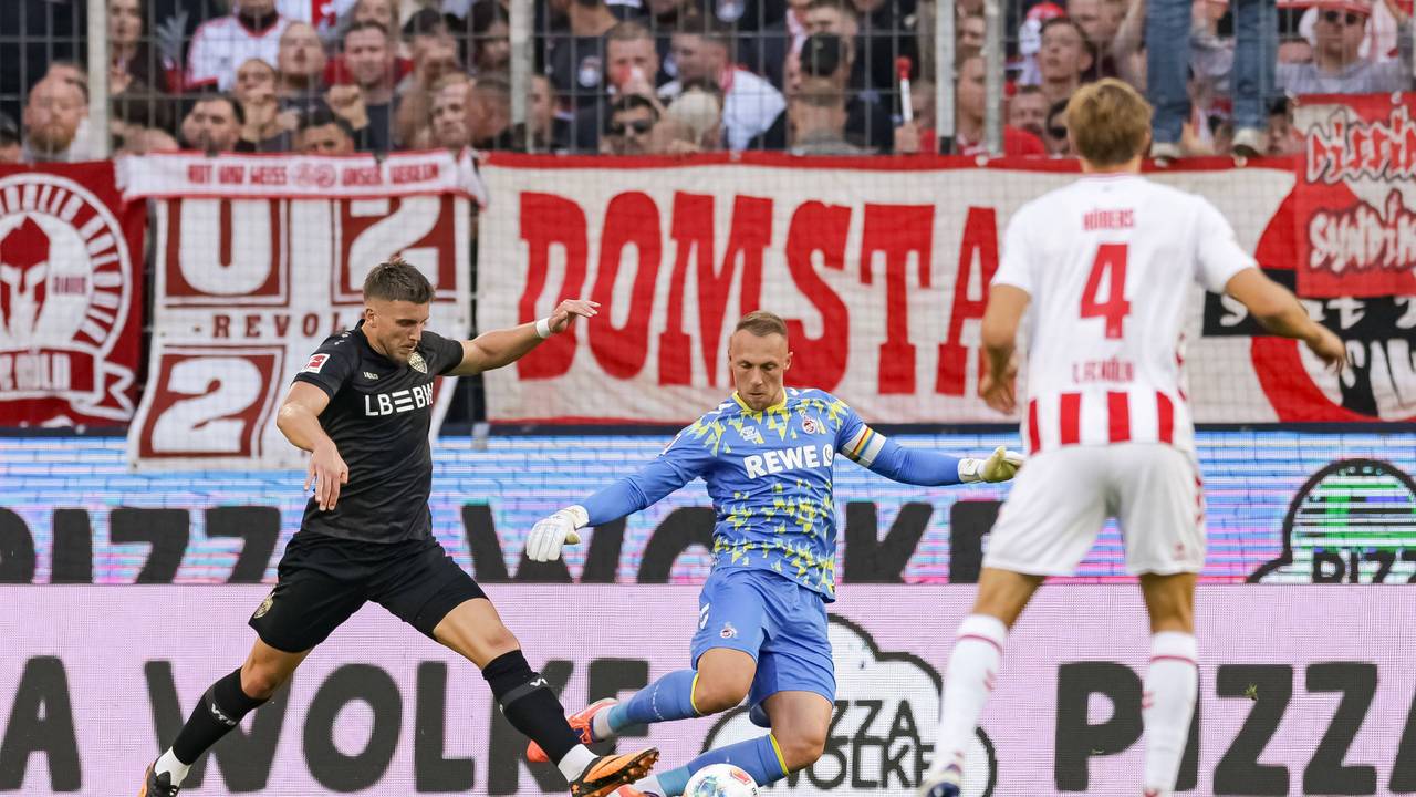 Ermedin Demirovic (VfB Stuttgart) wird von Torwart Marvin Schwäbe (1. FC Köln) am 28. September 2025 berührt. Neuerdings gibt es dafür Elfmeter.