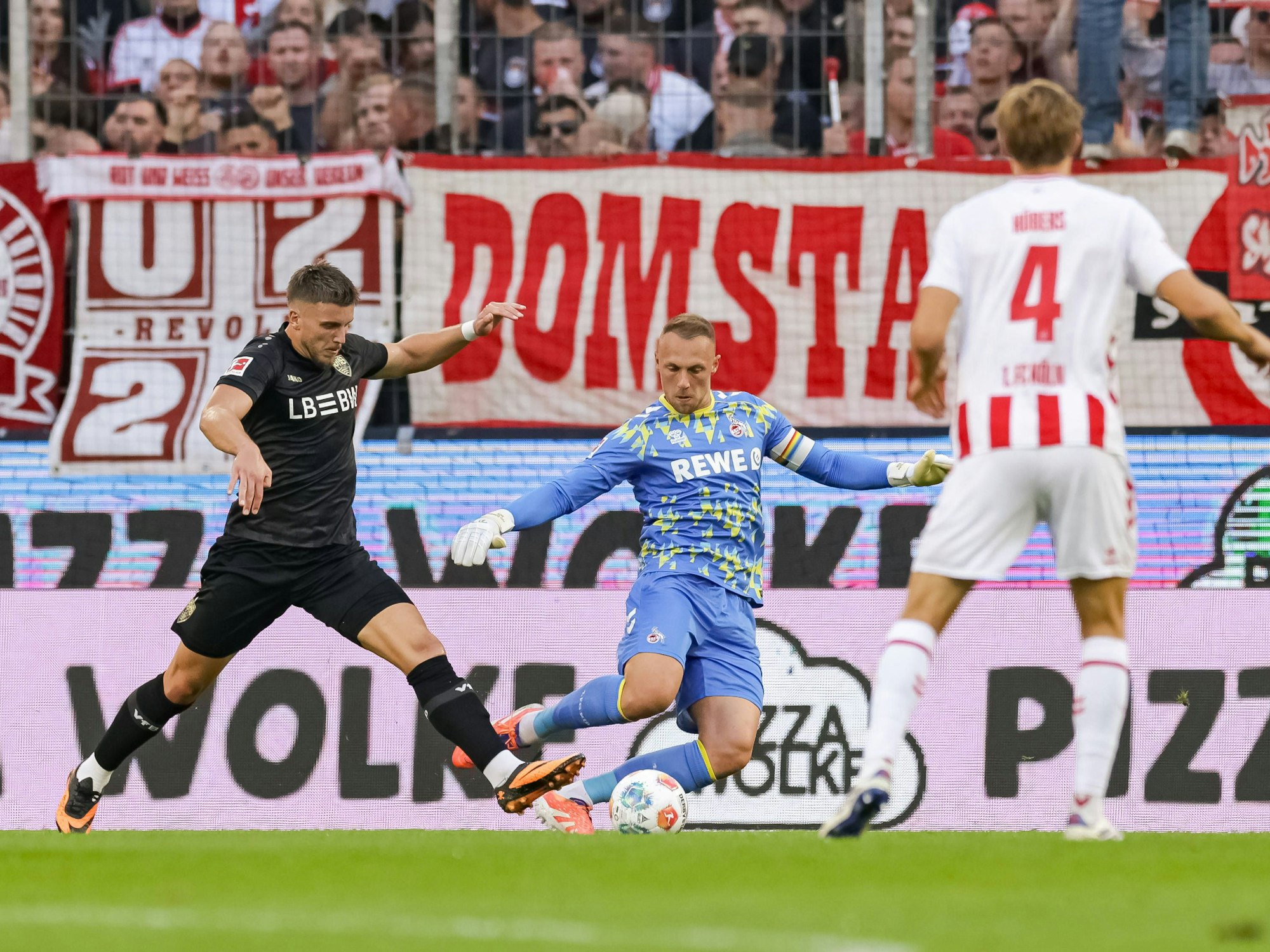 Ermedin Demirovic (VfB Stuttgart) wird von Torwart Marvin Schwäbe (1. FC Köln) am 28. September 2025 berührt. Neuerdings gibt es dafür Elfmeter.