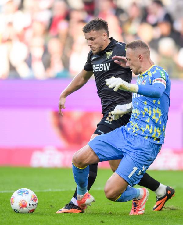 Strafstoß oder doch nicht? Ermedin Demirovic (VfB Stuttgart) wird am 28. September 2025 von Marvin Schwäbe (1. FC Köln) berührt.
