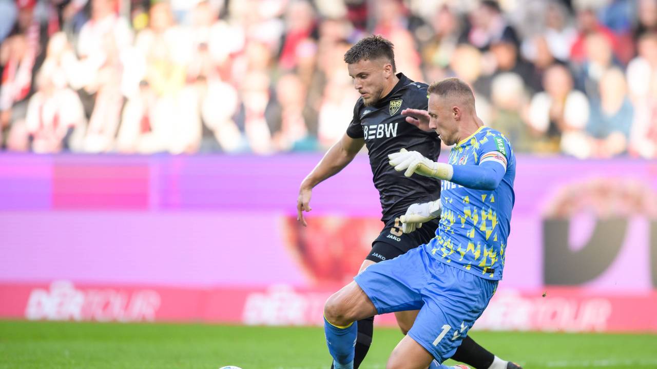 Strafstoß oder doch nicht? Ermedin Demirovic (VfB Stuttgart) wird am 28. September 2025 von Marvin Schwäbe (1. FC Köln) berührt.
