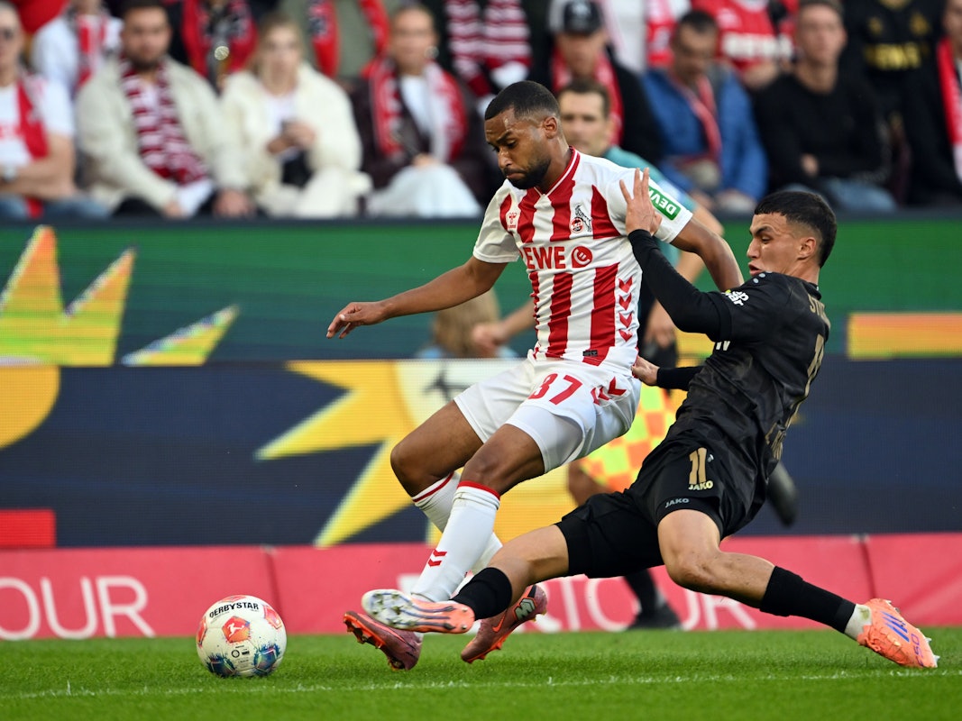 Linton Maina im Zweikampf mit Bilal El Khannouss.