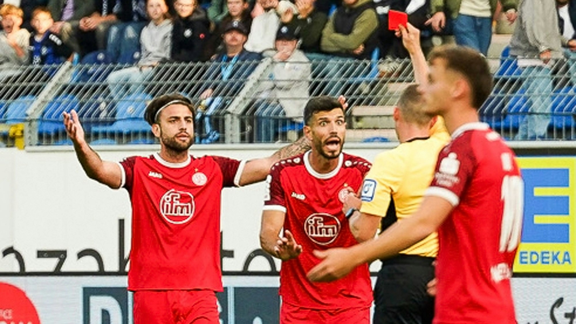 Klaus Gjasula von Rot-Weiss Essen reagiert mit aufgerissenen Augen und Unverständnis auf seine Rote Karte.