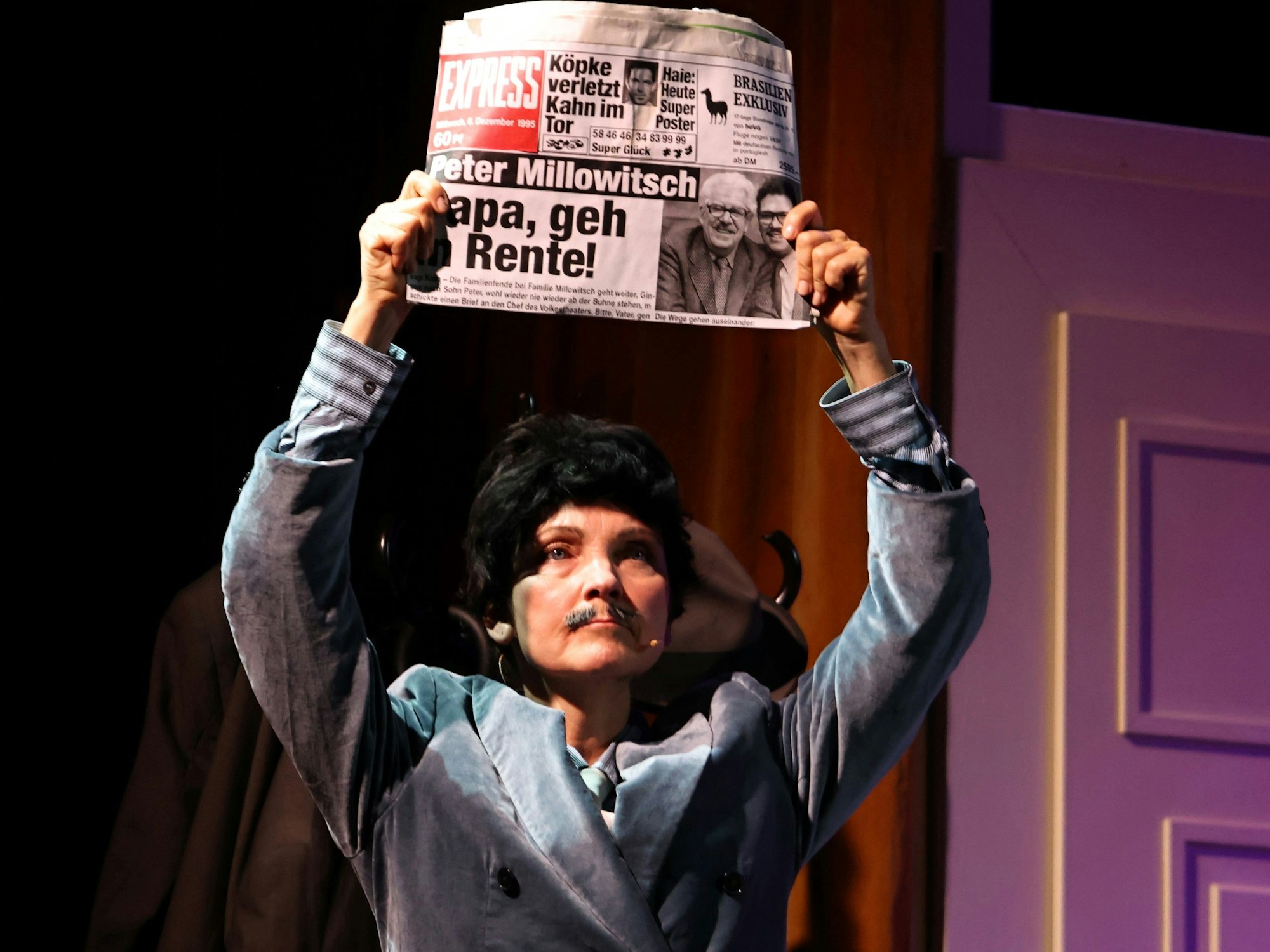 Peter Millowitsch zeigt die EXPRESS-Zeitung, in der er seinen Vater auffordert, in Rente zu gehen.