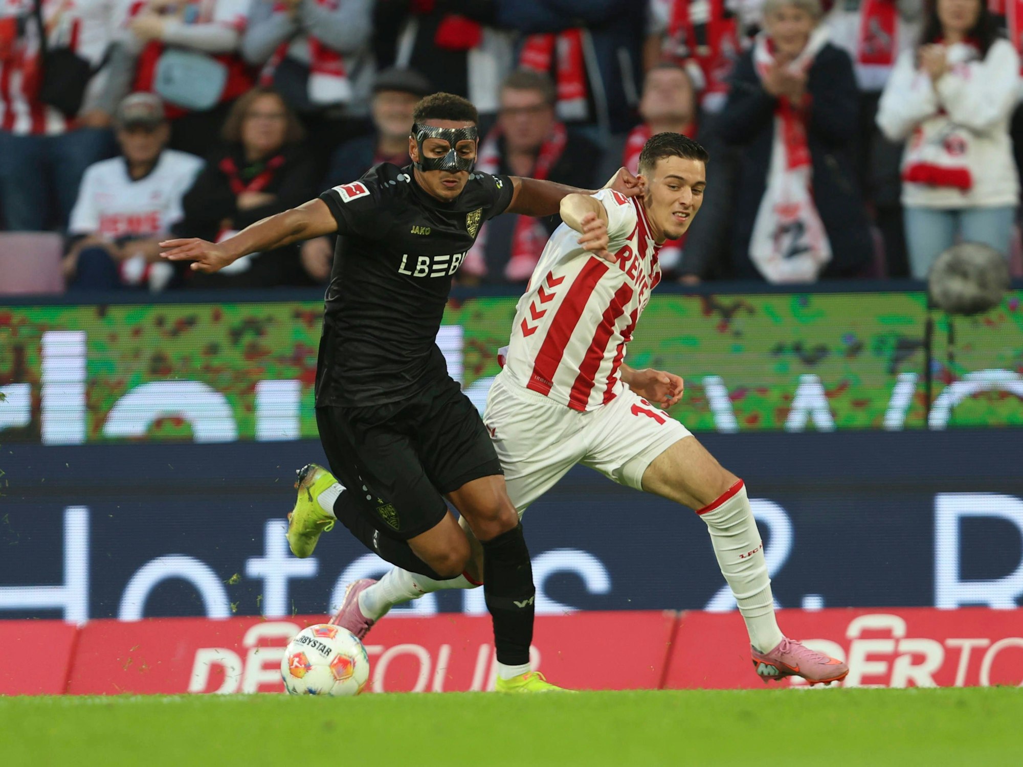 Said El Mala im Zweikampf gegen Stuttgarts Luca Jaquez.