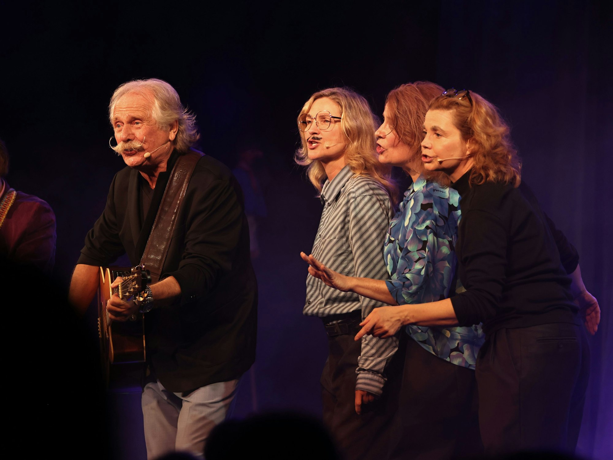 Henning Krautmacher singt mit dem Theaterensemble zusammen.